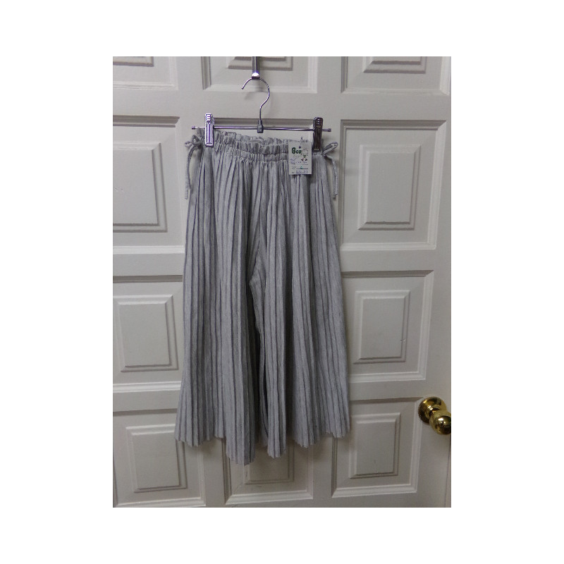 Pantalon plisado gris talla 7 años. Zara. Segunda mano