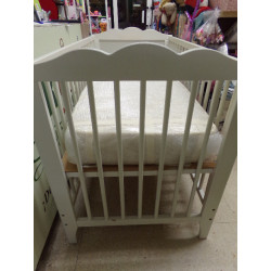 Cuna - cama blanca Ikea con colchón y barrera de cama. Segunda mano