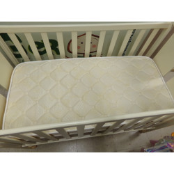 Cuna de MICUNA con colchón. Segunda mano