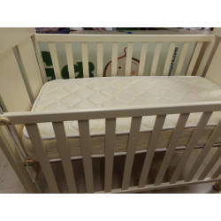 Cuna de MICUNA con colchón. Segunda mano