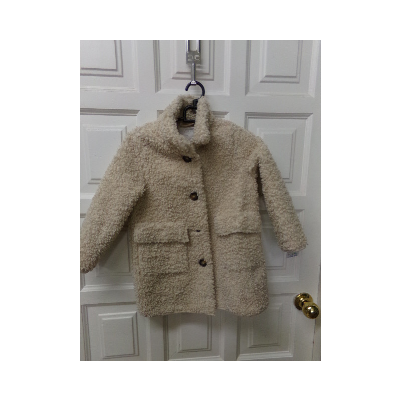 Abrigo de pelito zara talla 6 años. Segunda mano