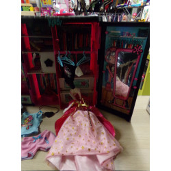 Armario Nancy con ropita. Segunda mano