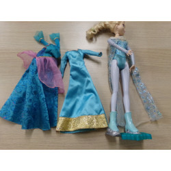 Elsa Patinadora con dos vestidos. Segunda mano