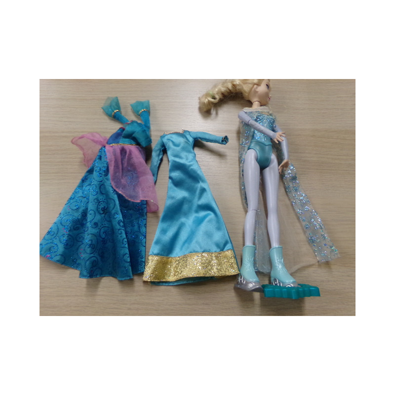 Elsa Patinadora con dos vestidos. Segunda mano
