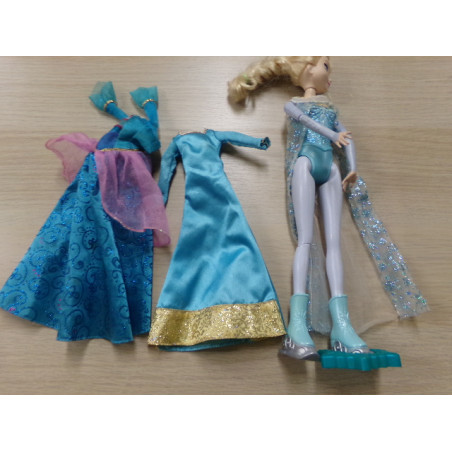 Elsa Patinadora con dos vestidos. Segunda mano