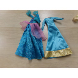 Elsa Patinadora con dos vestidos. Segunda mano