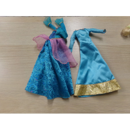 Elsa Patinadora con dos vestidos. Segunda mano