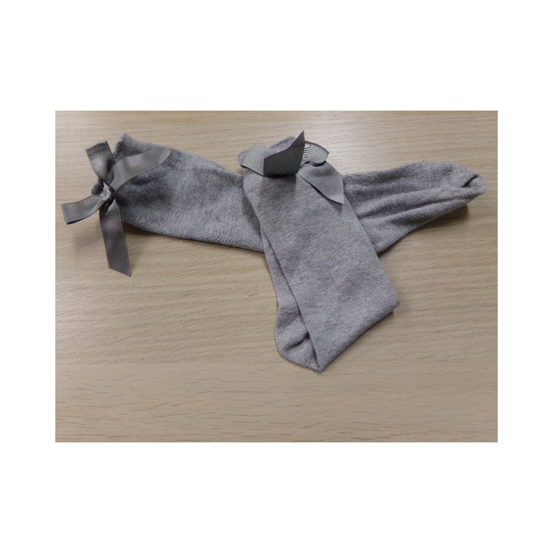 Calcetines altos gris talla 4/6 años. Segunda mano