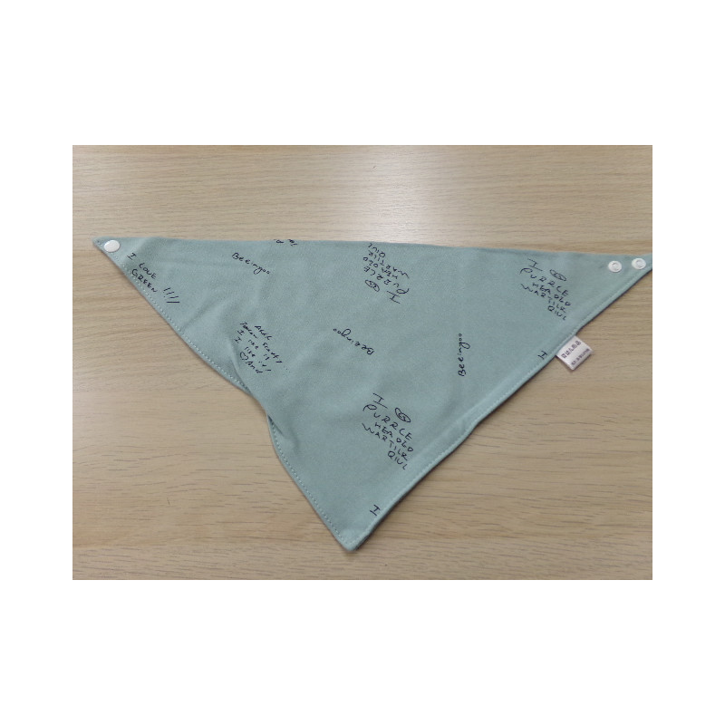 Babero ajustable. Sin uso