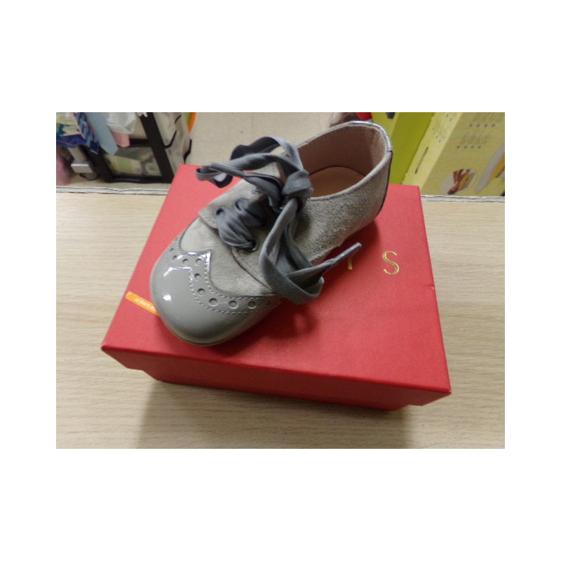 Zapato gris. n 25. Segunda mano