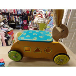 Conejo correpasillos de madera con encajables. Segunda mano