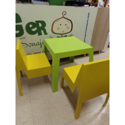 Mesa y dos sillas Joluce. Segunda mano.