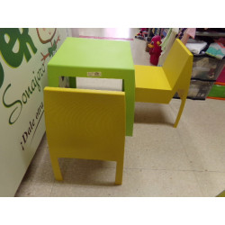 Mesa y dos sillas Joluce. Segunda mano.