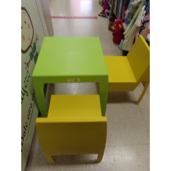 Mesa y dos sillas Joluce. Segunda mano.