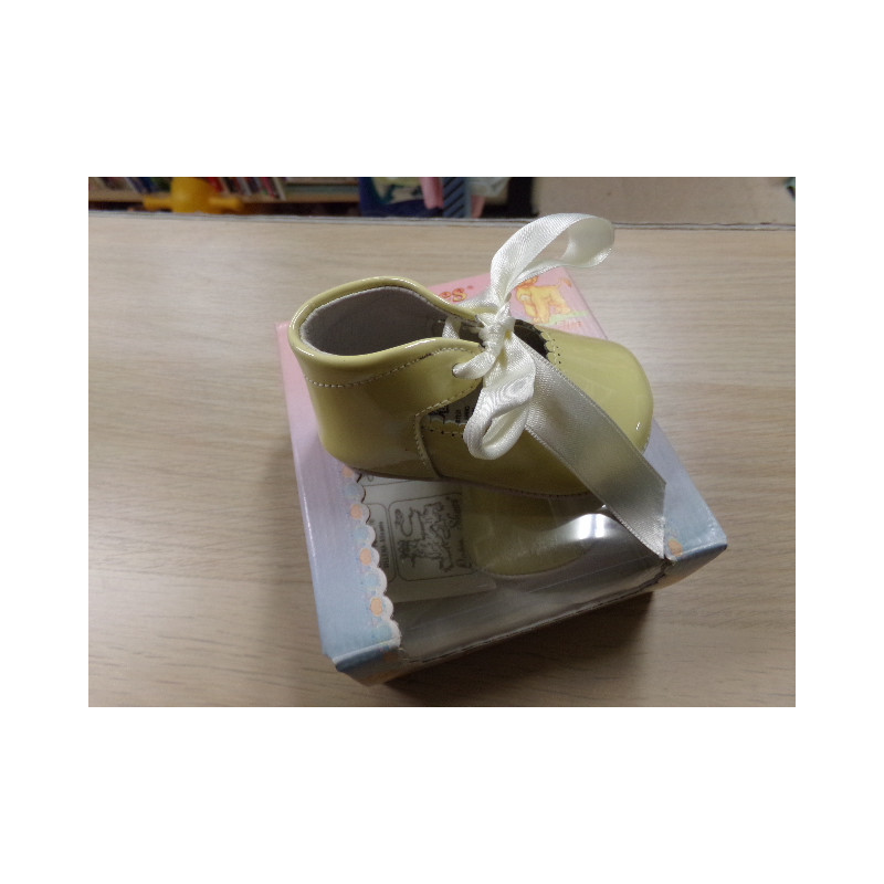 Zapatos charol amarillos nº 15. A estrenar