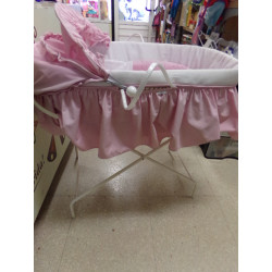 Moisés con vestidura Cambrás, juego de sábanas y protector colchón. Segunda mano.