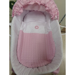 Moisés con vestidura Cambrás, juego de sábanas y protector colchón. Segunda mano.