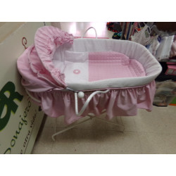 Moisés con vestidura Cambrás, juego de sábanas y protector colchón. Segunda mano.