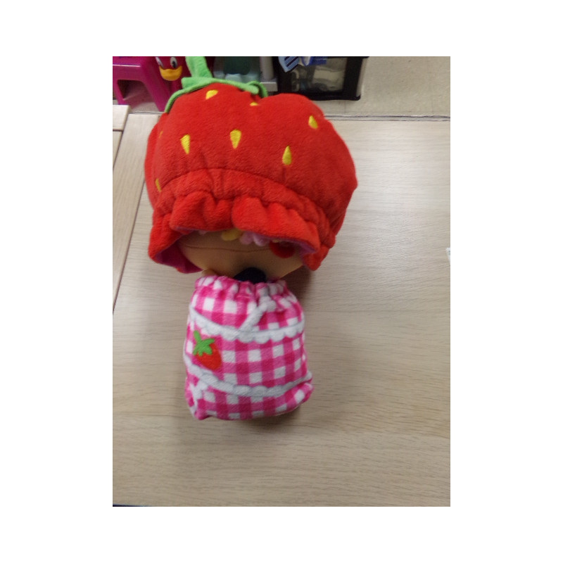 Muñeca Flipzze fresa de trapo. Segunda mano.