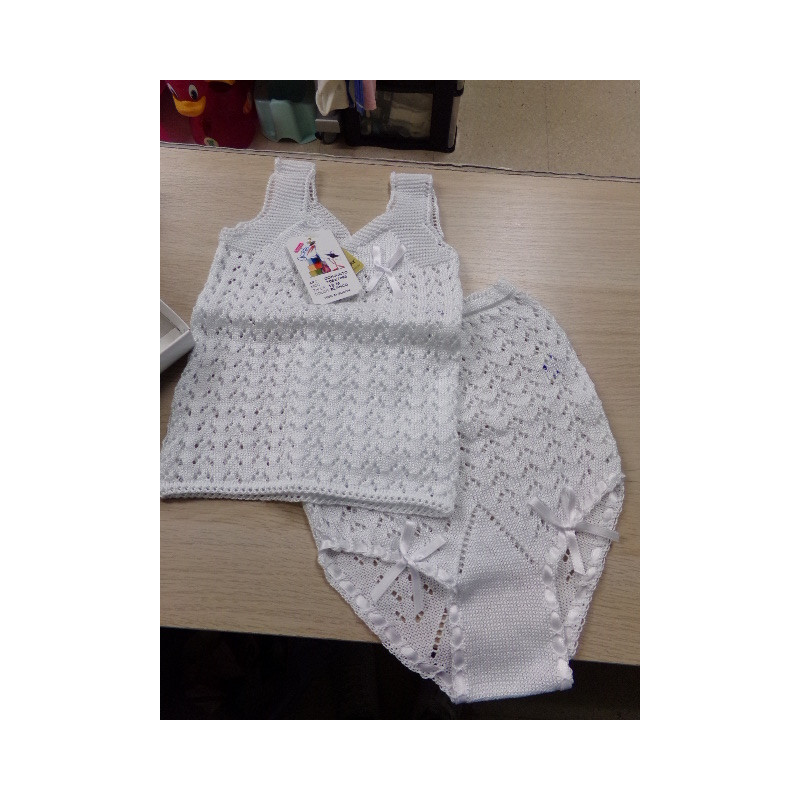 Camiseta interior y braguita 18 meses. A estrenar.