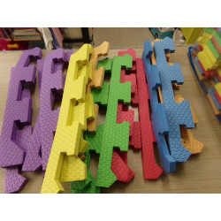 Alfombra puzzle 90*60 aprox. Segunda mano.