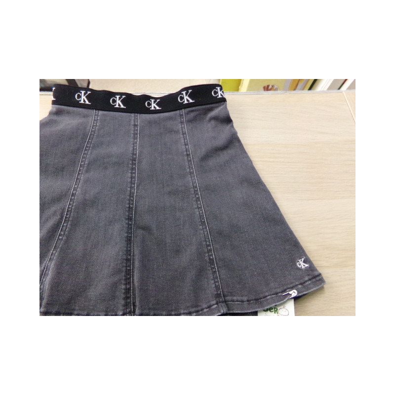 Falda vaquera Calvin Klein 8-9 años. Segunda mano.