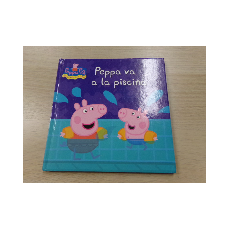 Libro Peppa va a la piscina. Segunda mano.