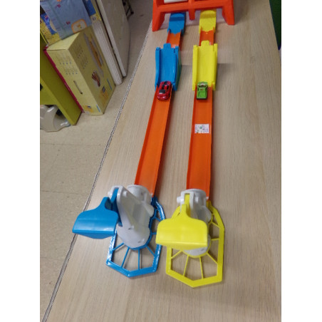 Pista vueltas y choques Hot wheels-. Segunda mano.