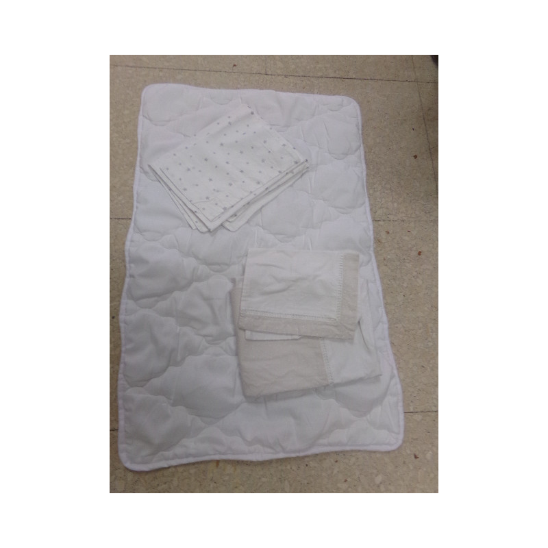 Relleno nórdico Minicuna, con dos fundas y dos fundas de almohada. Segunda mano.