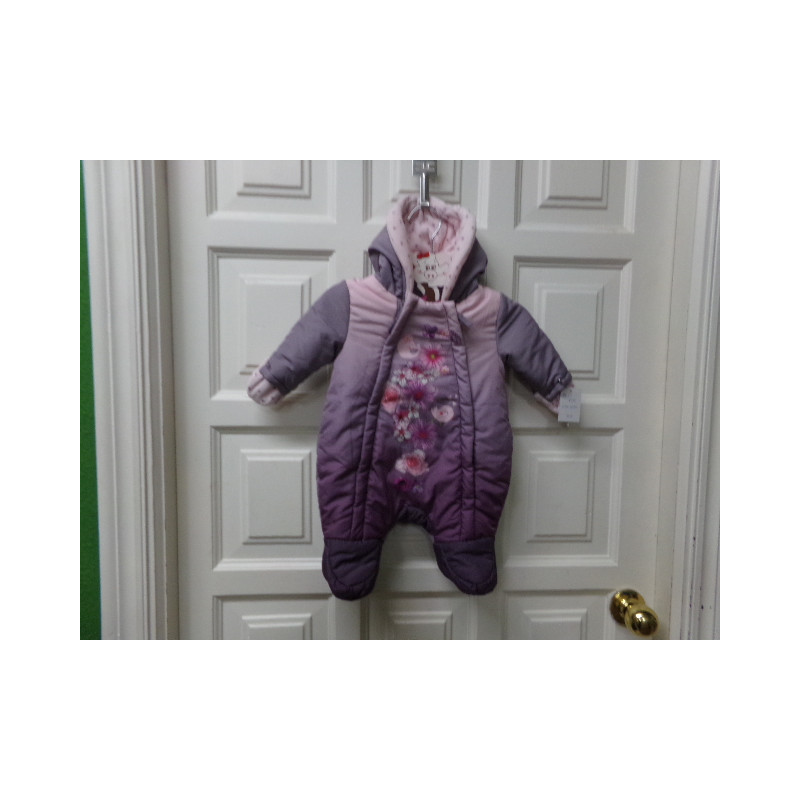 Buzo invierno 1 mes. Segunda mano.