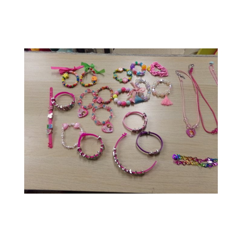Surtido de pulseras y colgantes. 1 euro unidad. Segunda mano.