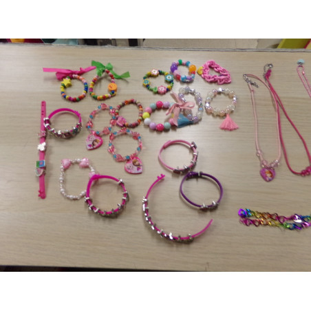 Surtido de pulseras y colgantes. 1 euro unidad. Segunda mano.