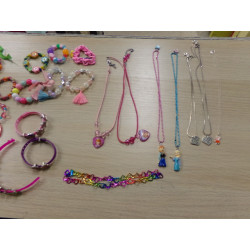 Surtido de pulseras y colgantes. 1 euro unidad. Segunda mano.