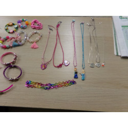 Surtido de pulseras y colgantes. 1 euro unidad. Segunda mano.