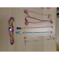 Surtido de pulseras y colgantes. 1 euro unidad. Segunda mano.
