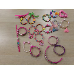 Surtido de pulseras y colgantes. 1 euro unidad. Segunda mano.