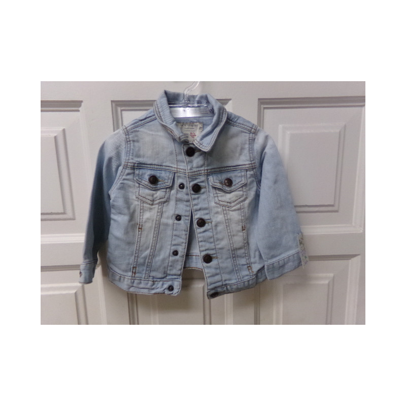 Cazadora vaquera Zara 6-9 meses. Segunda mano.