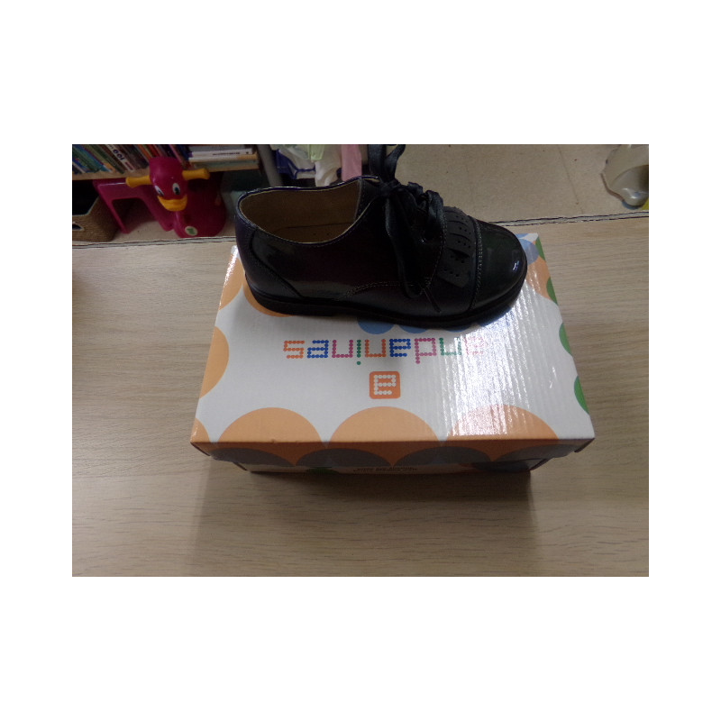 Zapato charol gris nº 24 .Segunda mano.