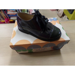 Zapato charol gris nº 24 .Segunda mano.