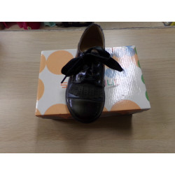 Zapato charol gris nº 24 .Segunda mano.