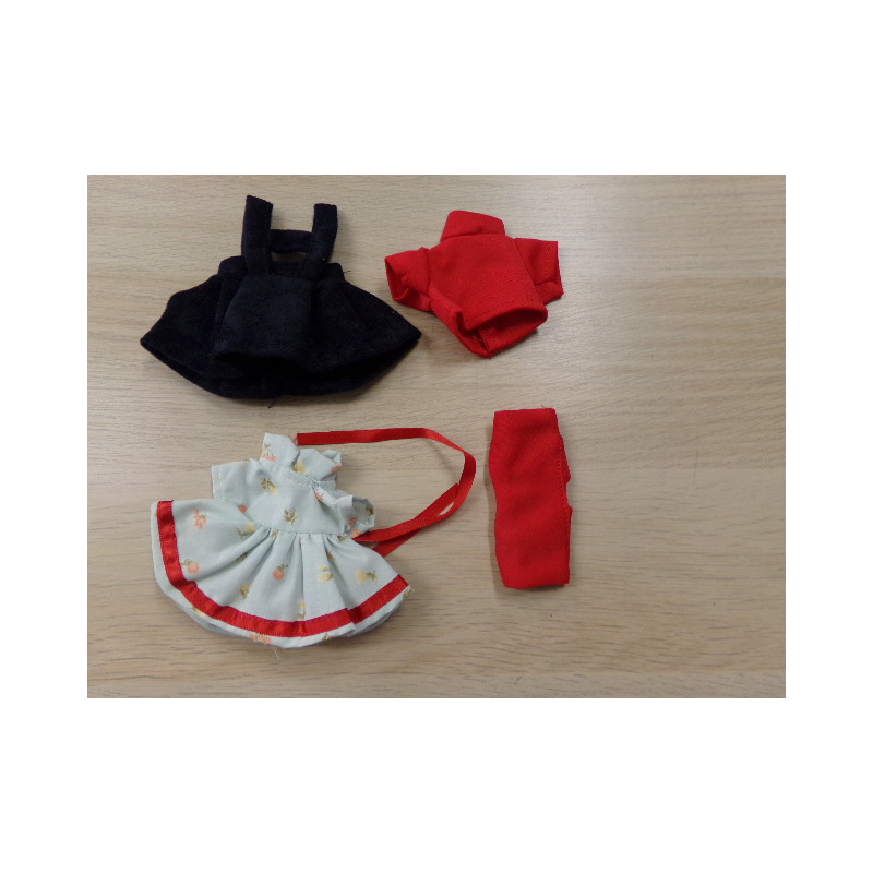 Ropita para muñecas. Segunda mano.