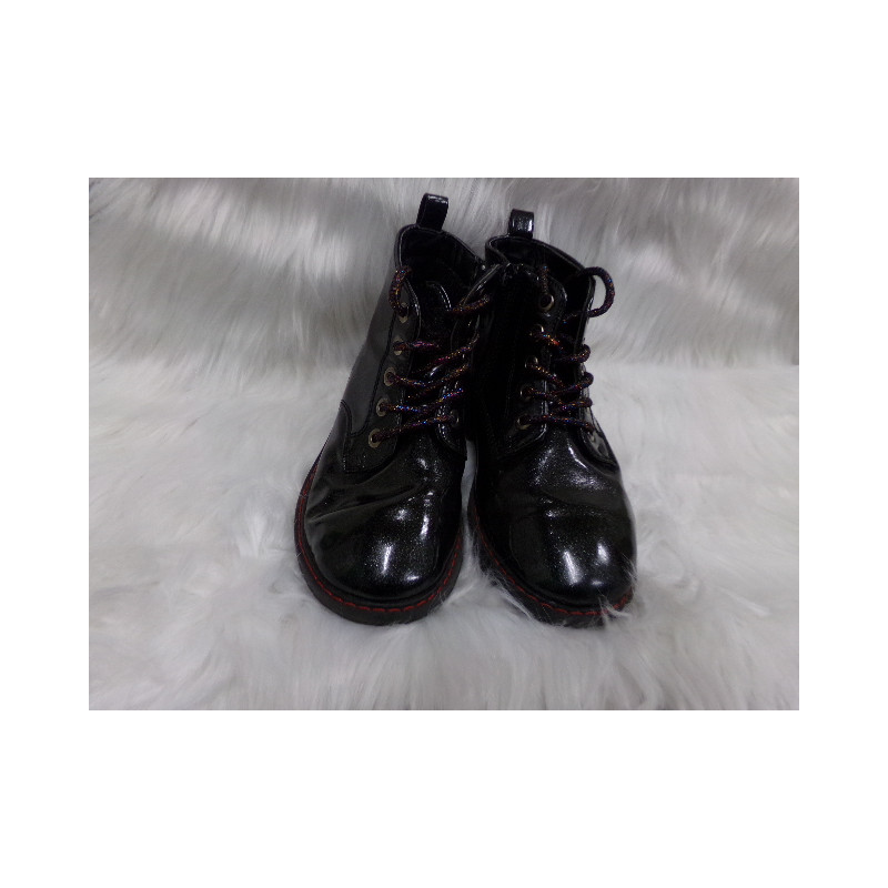 Bota negra nº 30. Segunda mano.