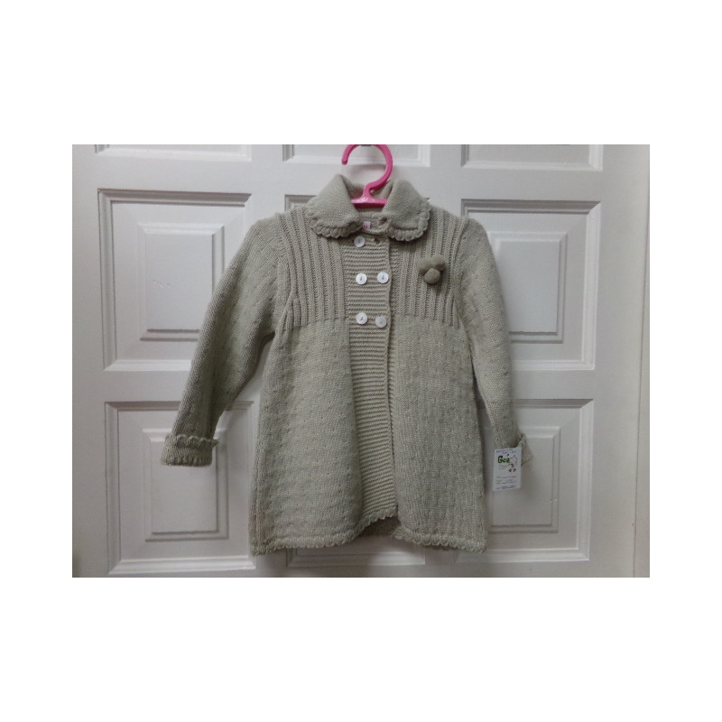 Abrigo punto beig 18 meses. Segunda mano.