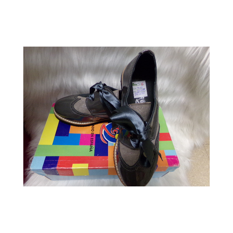 Zapatos gris charol nº 34-35. Sin uso.