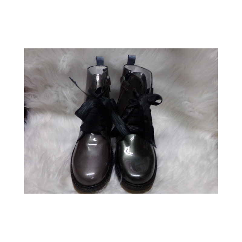 Botas charol gris nº 31. A estrenar.