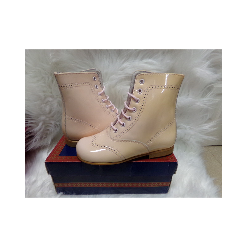 Botas charol rosa nº 26. Sin uso.