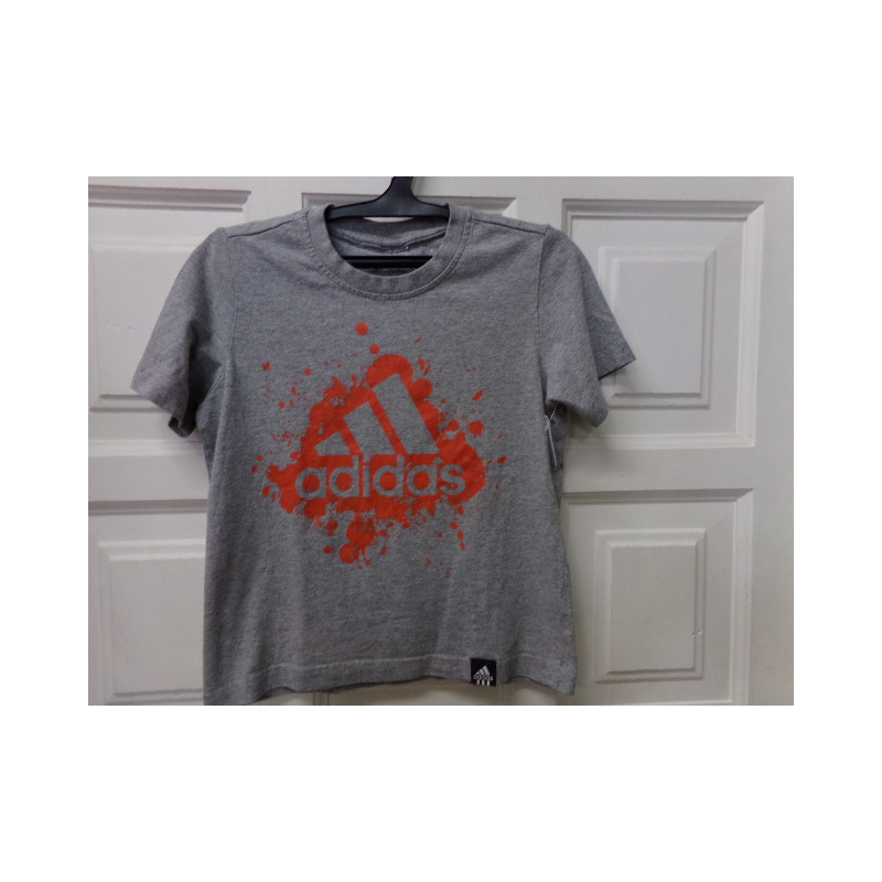 Camiseta Adidas 5-6 años. Segunda mano.