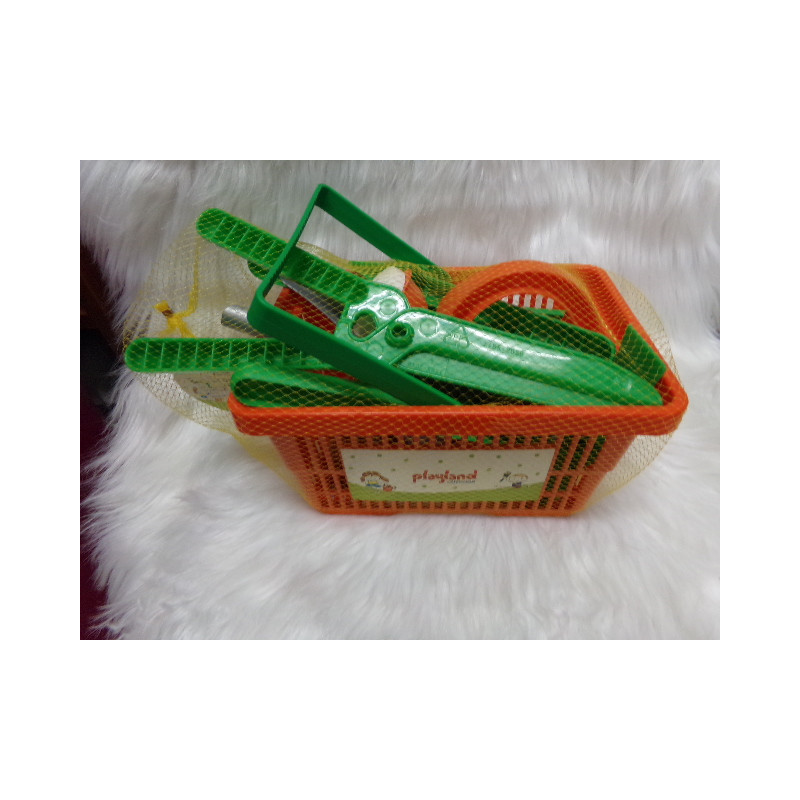 Cesta con herramientas de jardinería. A estrenar.