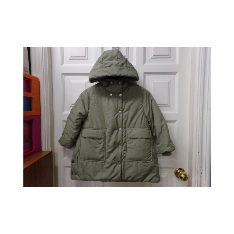 Plumas verde Zara 6 años. Segunda mano.