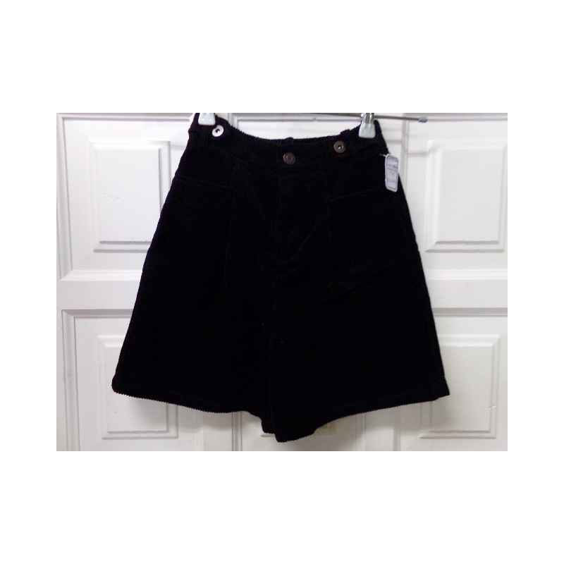 Pantalón corto negro pana 10 años. Segunda mano.